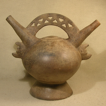 Large double-spout Lambayeque vessel in gray terracotta.